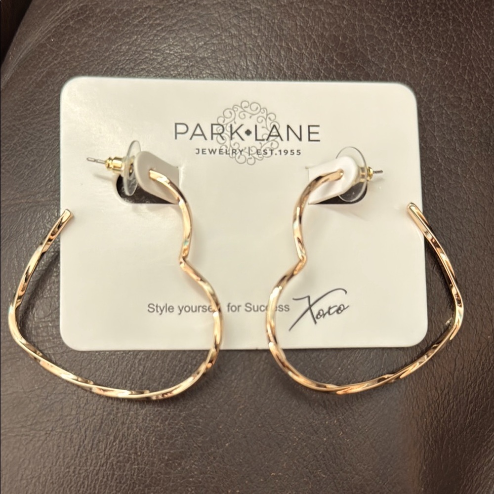 New in box Park Lane Gold Hugs Heart Earrings